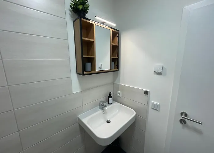 Vorstadtoase Fuer 3 - Queensize-bett, Schlafcouch, Parkplatz & Netflix - Naehe Ber * Eichwalde